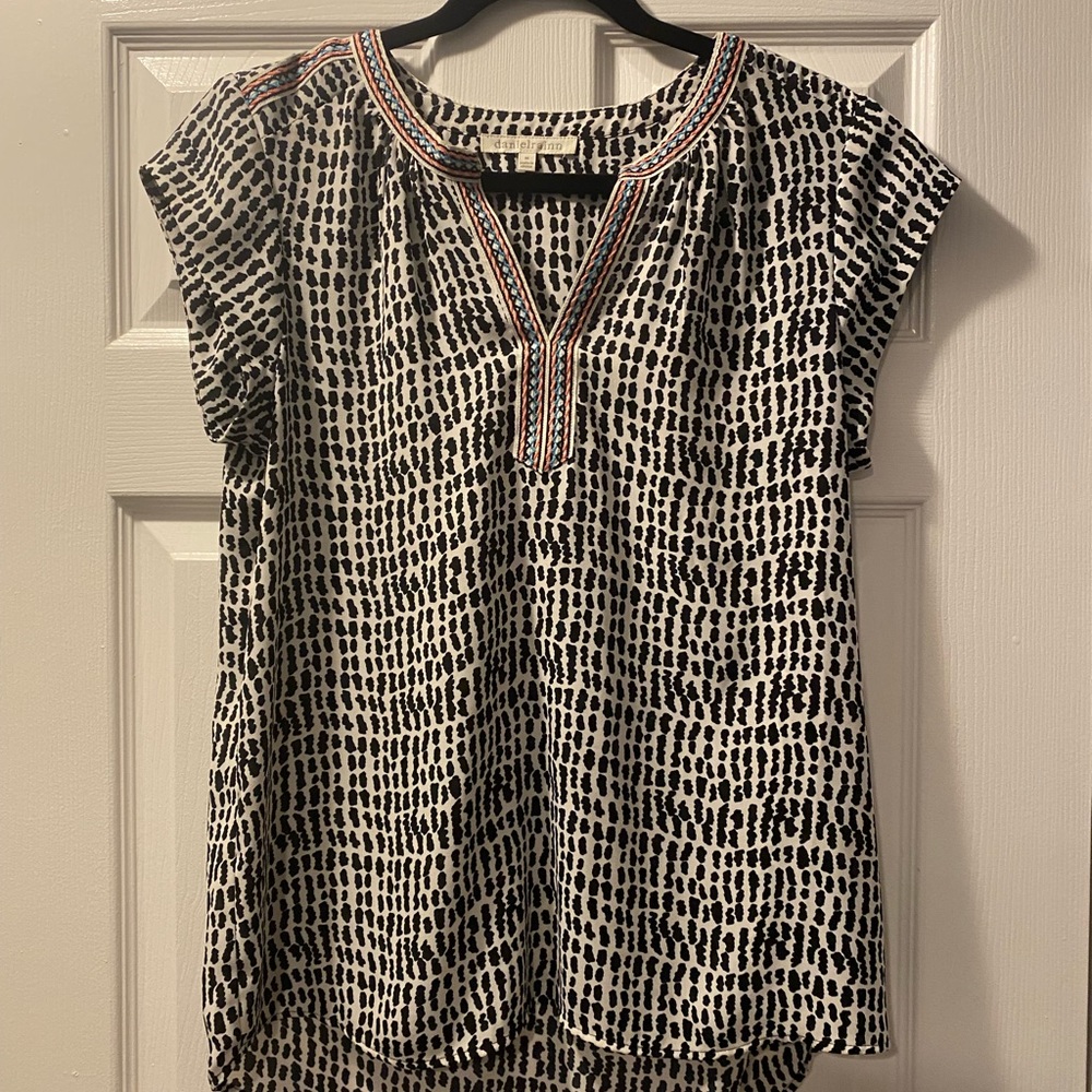 Fun shirt- black/cream print with embroidery trim
